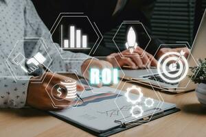 roi, Rückkehr auf Investition Geschäft und Technologie Konzept, Geschäft Mannschaft Analysieren Einkommen Diagramme und Grafiken mit Roi Symbol auf vr Bildschirm. foto