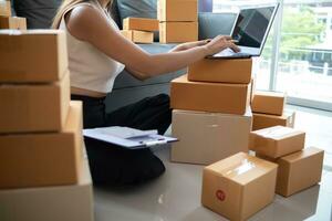 viele Paket Kisten sind bereit und inspiziert Vor Berufung Versand Unternehmen zu wählen oben Paket zum Lieferung. Unternehmer KMU haben bereit Paket Kisten zum Lieferung nach Empfang Aufträge foto