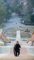 zurück von jung Mann Gehen Nieder Treppe entlang Gang zu erreichen seine gewünscht Ziel nach Gehen oben Treppe zu Zahlen Huldigung zu Buddha Bild gemäß zu Glauben und Leistung von Buddhismus. foto