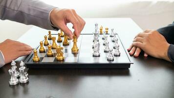jung Geschäftsmann Planung gewinnen Schach Bewegung im Spiel von Schach Darstellen erfolgreich und siegreich Geschäft Weg. Schach Konzept Darstellen strategisch Geschäft Strategie zu leisten Sieg. foto