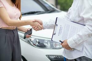 Versicherung Agenten Treffen mit Kunden wann Unfälle auftreten zu prüfen Beschädigung und dokumentieren Versicherung Ansprüche zügig. Konzept von Auto Versicherung Agenten zu dringend prüfen Beschädigung zum Kunden. foto