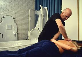 Masseur massieren Kunden zurück im Spa Salon von Luxus Wellness Center. ayurvedisch Massage. Körper Pflege. foto