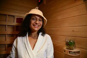 glücklich reifen Frau lächelnd während entspannend im Sauna. Schönheit Therapie, Haut und Körper Pflege Konzept während Spa Resort Behandlung foto