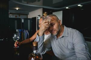 gut aussehend Mitte alt kaukasisch Mann im beiläufig passen Trinken Alkohol, Sitzung beim ein Bar Zähler oben in der Nähe von seine Freundin beim Zuhause foto