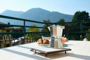 immer noch Leben mit Italienisch Kaffeemaschine, Moka Brauer auf das Weiß Tabelle im das Terrasse gegen Alpen Hintergrund. Kopieren Anzeige Raum foto