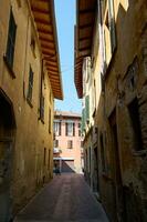 ein Straße Szene im Canzo, Italien, Lombardei. September 2023. Reise und Tourismus Konzept. Kopieren Anzeige Raum. immer noch Leben foto