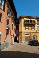 horizontal Fotografie von bunt Häuser im Gasse. Italien. Lombardei. September 2023 foto
