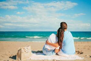junges verliebtes Paar am Strand Sommerurlaub. glücklicher mann und frau genießen die zeit zusammen foto