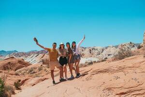 Familie auf Weg beim Feuer Senke im Utah foto