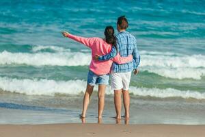 junges verliebtes Paar am Strand Sommerurlaub. glücklicher mann und frau genießen die zeit zusammen foto