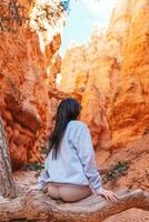 Wanderer Frau im Bryce Schlucht genießen Wanderung im schön Landschaft mit Hoodoos, Zinnen und Türme Felsen Formationen im Utah, vereinigt Zustände. foto