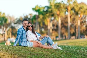 glücklich Paar im das Park auf Sommer- Tag draußen foto