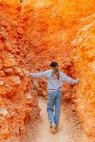 Wanderer Mädchen im Bryce Schlucht Wandern entspannend suchen beim tolle Aussicht während Wanderung auf Sommer- Reise im Bryce Schlucht National Park, Utah, vereinigt Zustände. foto