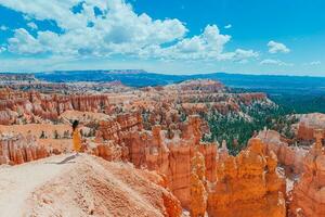 Wanderer Frau im Bryce Schlucht ruhen genießen Aussicht im schön Natur Landschaft mit Hoodoos, Zinnen und Türme Felsen Formationen im Utah foto