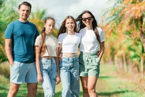 Familie zusammen im Freien foto