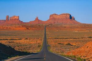 szenisch Autobahn im Monument Senke Stammes- Park im Utah foto