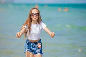 entzückendes jugendlich Mädchen am Strand genießen ihren Sommerurlaub foto