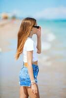 süß wenig Mädchen beim Strand während Karibik Ferien planschen foto