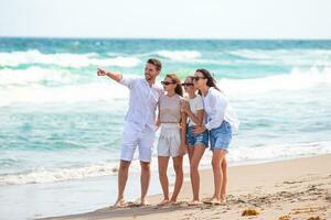 junge familie im urlaub hat viel spaß foto