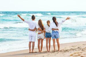 junge familie im urlaub hat viel spaß foto