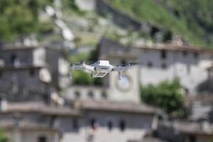 Drohne im Flug mit Länderhintergrund scheggino