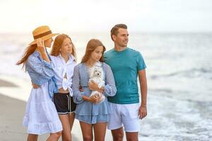 Familie von vier haben Spaß zusammen auf Strand Ferien beim Sonnenuntergang foto