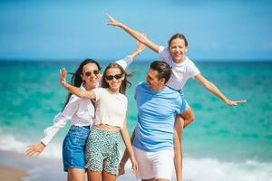 junge familie im urlaub hat viel spaß foto