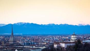 Turin Panorama-Skyline bei Sonnenuntergang mit Alpen im Hintergrund foto