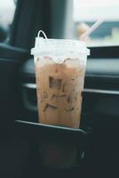 vereist Kaffee Mokka im Tasse Halter auf das Konsole Wagen. Kaffee Trinken während Fahren. foto