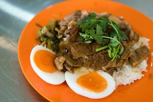 geschmort Schweinefleisch Bein Reis und gekocht Ei. foto
