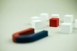 das Magnet wählt aus einer rot Holz von viele Weiß Holz Block. aus von das Menge foto