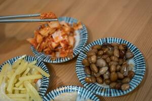 Kimchi Kohl Essen durch Essstäbchen foto