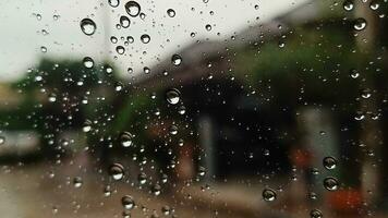 ein Hintergrund von Regen Tropfen auf das Vorderseite Spiegel Auto, Wasser Tröpfchen behebt und fließt draußen foto