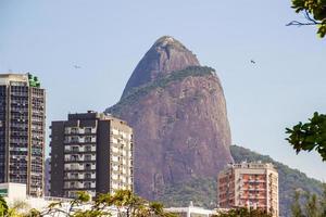 Hügel der Brüder gesehen von der Lagune Rodrigo de Freitas in Rio de Janeiro, Brasilien