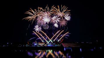 Feuerwerk über dem Tempel im dunklen Himmel foto