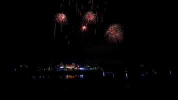 Feuerwerk über dem Tempel im dunklen Himmel foto