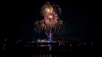 Feuerwerk über dem Tempel im dunklen Himmel foto