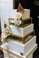 Süßigkeiten Bar. schön Weiß Hochzeit Kuchen. Weiß Hochzeit Kuchen mit Blumen. Hochzeit Kuchen im golden Stil foto