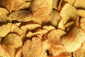 knusprig frisch Kartoffel Chips Snack Textur Hintergrund, golden Chips Hintergrund mit Textur foto