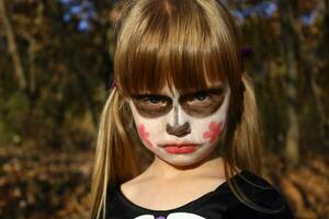 Porträt von wenig Mädchen mit Zucker Schädel bilden von Calavera catrina. Maskerade Kostüm und gemalt Gesicht zum Tag von tot, dia de los Muertos. Halloween Skelett Charakter, gruselig wütend Zombie. foto