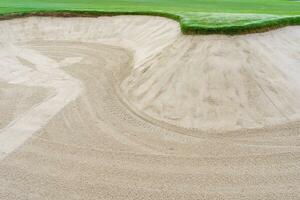 Golf Kurs Sand Grube Bunker ästhetisch Hintergrund, gebraucht wie Hindernisse zum Golf Wettbewerbe zum Schwierigkeit und fallen aus das Kurs zum Schönheit foto