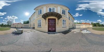 nahtlos kugelförmig hdri 360 Panorama mit Blick auf Wiederherstellung von das historisch Schloss oder Palast mit Säulen und Tor im gleichwinklig Projektion foto