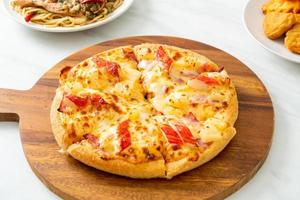Pizza mit Schinken und Krabbenstange foto