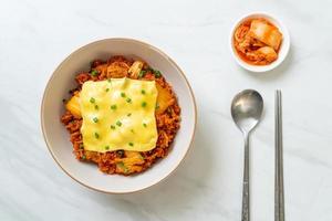 gebratener Kimchi-Reis mit Schweinefleisch und belegtem Käse