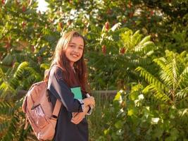 Schulmädchen Teenager Mädchen lächelnd mit Notizblock foto
