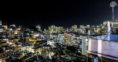 Ipanema-Nachbarschaft bei Nacht von der Spitze des Cantagalo-Hügels in Rio de Janeiro, Brasilien gesehen. foto