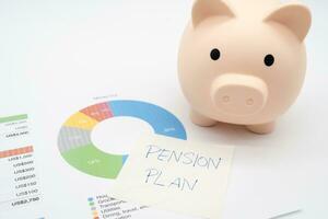 Konzept von die Pension Planung. ein Schweinchen Bank mit Papier Hinweis die Pension planen. Schweinchen Bank und Graph zum Geld Verwaltung im das Zukunft. foto