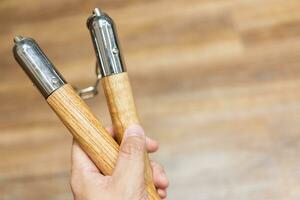 Nuntschuks. Holz-Nunchuks mit Metallkette. Nunchaku aus Holz. foto