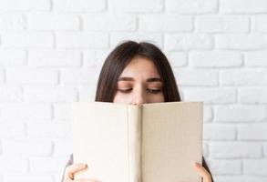 Nahaufnahme einer Frau, die ein Buch liest foto