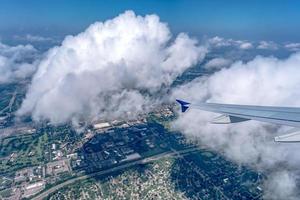 über den Wolken und über Minneapolis Minnesota aus dem Flugzeug foto